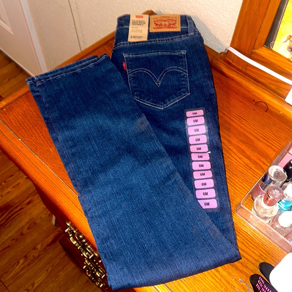 W28 L30 WOMENS LEVI STRAUSS CLASSIC MID RISE “LEVIS SCULPT HYPERSTRETCH”